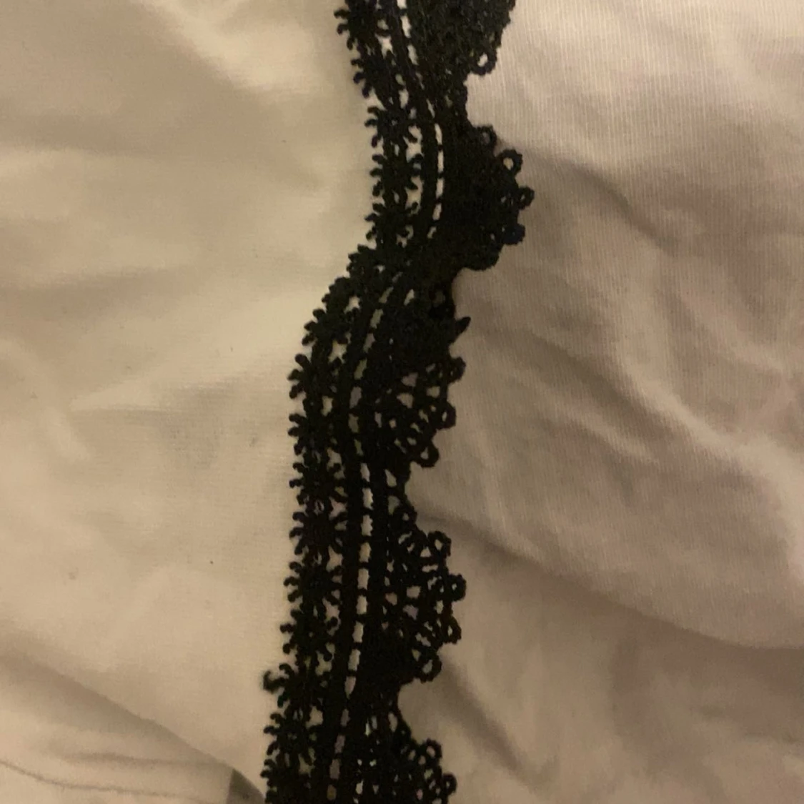 Vit t-shirt med spetsdetaljer från Zara - 2