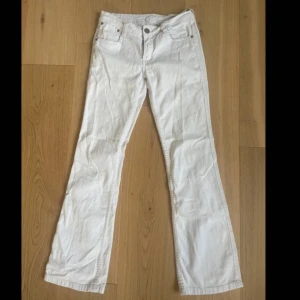 Vita bootcut jeans - Snygga vita bootcut low waisted jeans med broderade vintage ving detaljer på bakfickorna. Super snygga speciellt till sommaren passar mig i längden som är 165 cm men säljer eftersom dom är för små, aldrig använda och har inget slitage❤️
