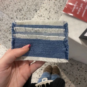Blå jeansplånbok - 014 - Snygg och trendig plånbok i blått jeansmaterial med fransiga kanter. Perfekt för att hålla dina kort och kontanter organiserade. En stilren accessoar för den modeintresserade🙌🏼 Betalning sker via swish