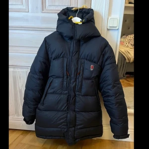 Unik fjällrävenjacka - bytes/intressekoll  - Söker någon som kan tänka sig att byta fjällrävenjacka!💖 Helst i en annan färg då jag inte längre vill ha en svart jacka, i storlek S eller M.💗En summa pengar kan även utbytas!❤️Kan även tänka mig att sälja vid bra bud!🫶 Denna unika fjällrävenjacka är otroligt fin och värmer än oavsett hur kallt det är ute!☃️☕️I storlek S😍