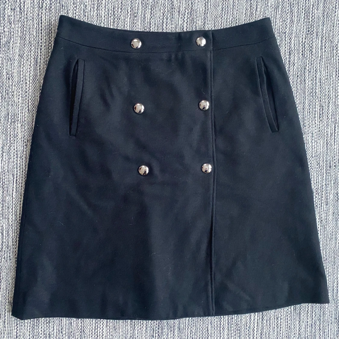 Ny svart omlottkjol i strl M från Filippa K i ull, modell wrap button skirt