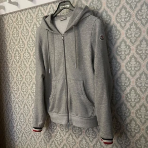 Moncler hoodie - Säljer denna moncler hoodie i riktigt bra skick, den är storlek M men passar även bra till S. Bara att skriva vid frågor🙌🏻🙌🏻