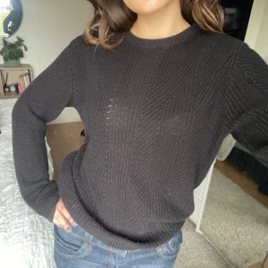 Svart stickad tröja - Svart tröja med lång ärmar, superskönt material! Inga noppar 