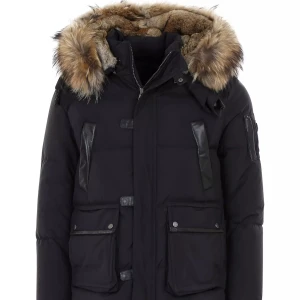 Cedrico jacka herr S - Snygg svart parkajacka med pälskantad huva och flera praktiska fickor. Jackan har dragkedja och knappar framtill samt quiltad design för extra värme. Perfekt för kalla vinterdagar. Storlek S. Köpt för 8500. Det enda defekta är ett litet vitt streck på loggan, men ingenting som syns eller förstör själva jackan. 