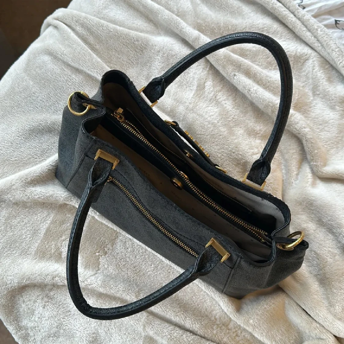 Handväska från GUESS (köpt på Zalando) - 91