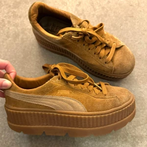 FENTY x Puma sneakers - FENTY x Puma sneakers i storlek 37,5. Skulle säga att de är senapsgula.