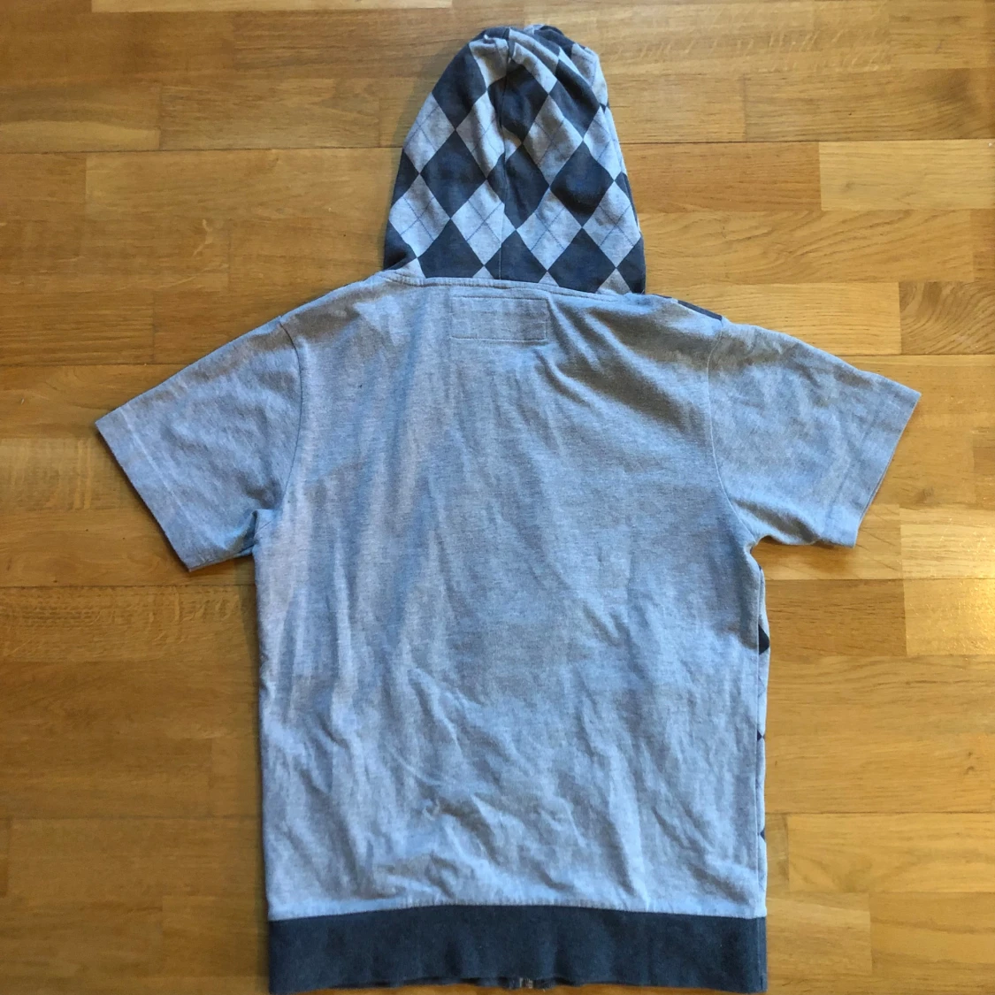 Grå hoodie med diamantmönster - 90