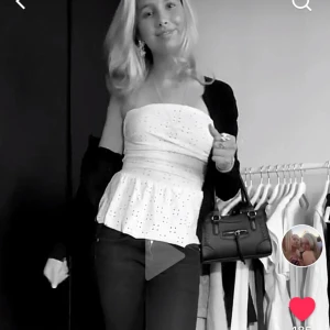 Vit axelbandslös topp - Snygg vit axelbandslös topp med volangdetaljer och glittrigt mönster. Perfekt för en kväll ute eller festliga tillfällen. Kombinera med jeans eller kjol för en stilren look.