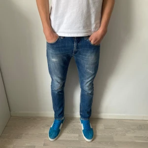 Dondup jeans  - Feta ljusblå dondups med slitningar, hör av er vid frågor och funderingar! Modellen är 190cm