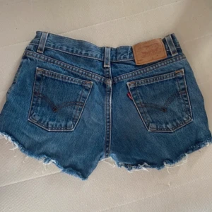 Lågmidjade jeansshorts Levi's - Säljer ett par klassiska blå lågmidjade jeansshorts från Levi's. De är tillverkade i 100% bomull. Säljer eftersom att de inte passar mig längre!