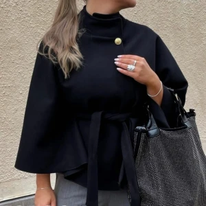 Svart poncho  - Svart poncho som är jättefin, passar perfekt till vardagen och även fester. Nu med prislapp på!❤️