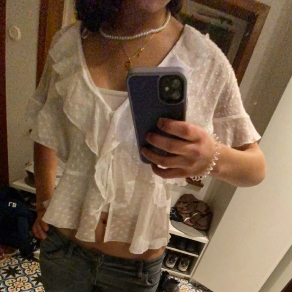 Vit blus med volanger - 90