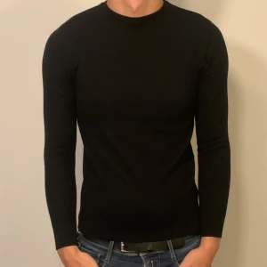 Tröja John henric - Nypris: 1500  I  Mitt pris: 934                                              Slim fit passform, 100% merinoulll, inga hål eller fläckar. Är 193cm 80 kg, säljer då den är för liten.