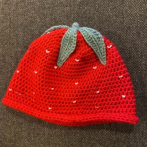 Jordgubbsmössa - Jordgubbsmössa!🍓OBS DENNA ÄR RESERVERAD FÖR EN KÖPARE, om du vill ha en likadan, kontakta mig på en av mina andra annonser!! Klicka INTE på ”köp nu” (om du inte är min kund☺️)