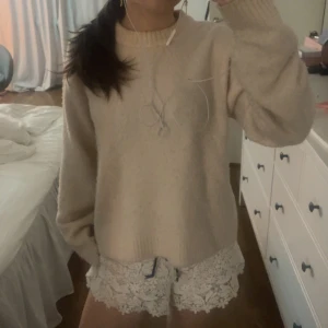 Ljus rosa stickad tröja - Supersöt rosa stickad från hm, den är ljusrosa men det synns inte så bra så skrev för fler bilder!! 