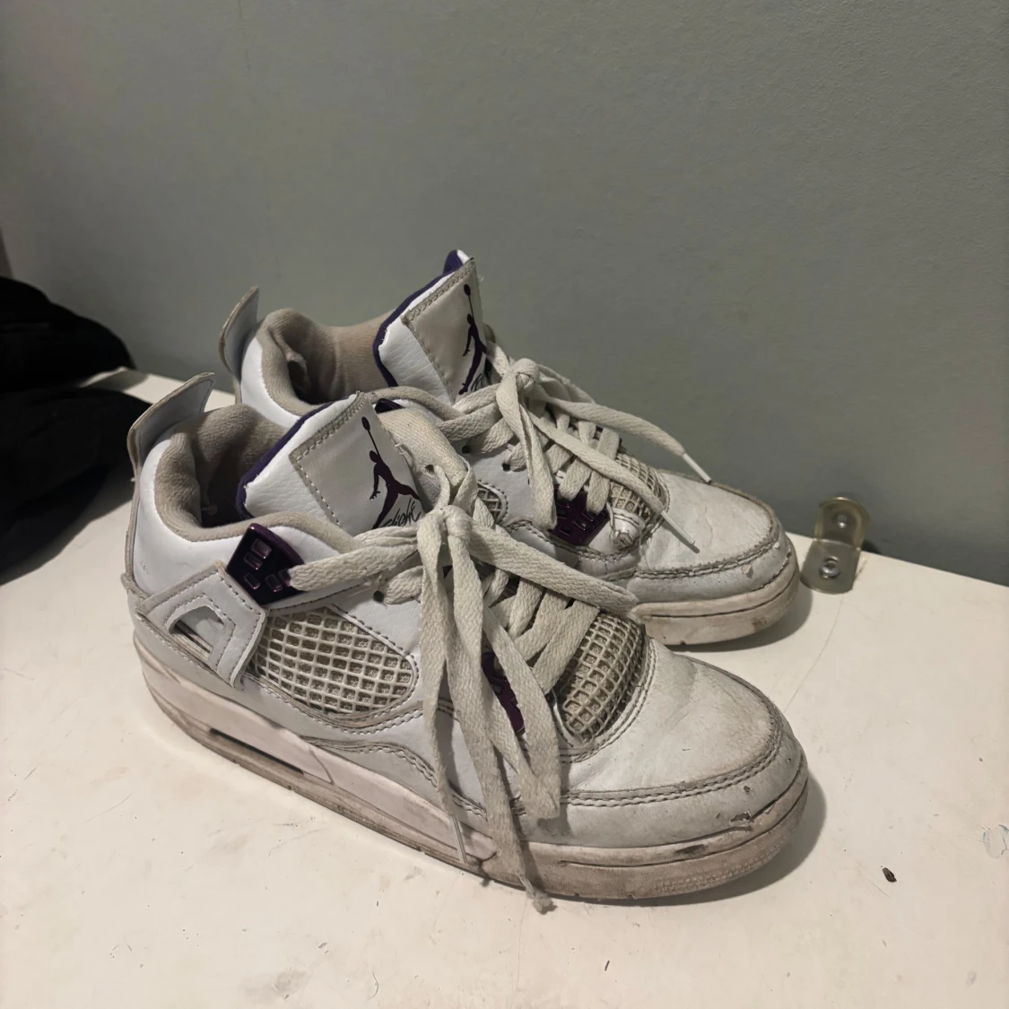 Vita Nike Air Jordans med lila detaljer