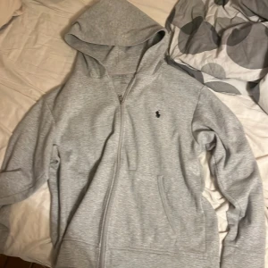 Polo ralph lauren hoodie - Polo Ralph lauren zip hoodie utan snören men annars bra kvalite storlek Small men passar medium pris inte hugget i sten