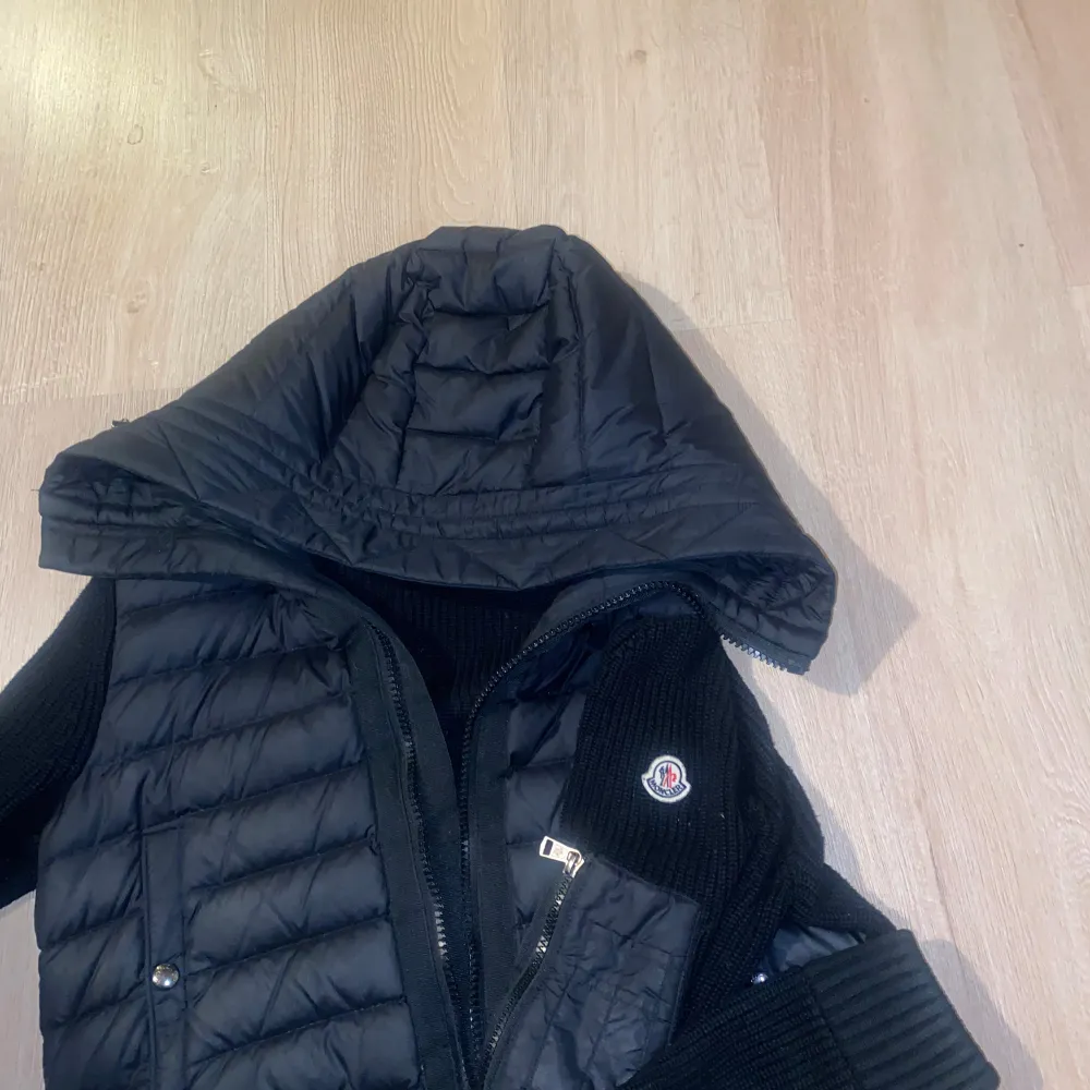Snygg svart cardigan från Moncler. Storlek S Passar ca 165-174 Perfekt för kyligare dagar! Den har bra passform och är bra till dig med lite stil. Priset är inte hugget i sten så ge bud.. Takit.