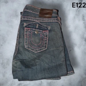 True religion jeans -  True religion jeans med rosa sömmar, de är lite slitna i rumpan men inget som syns och är tydligt, även en liten fläck på sidan av de som inte heller syns. Tyvärr så var de för stora när jag fick hem de💞