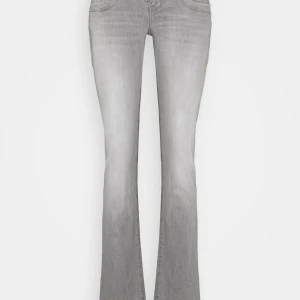 Gråa low waist bootcut LTB jeans - Lågmidgade bootcut jeans från ltb i den populära modellen valerie! Storlek w30 l32. Säljer för att de inte passade mig.  Ser nya ut och inga slitningar. 🥰 