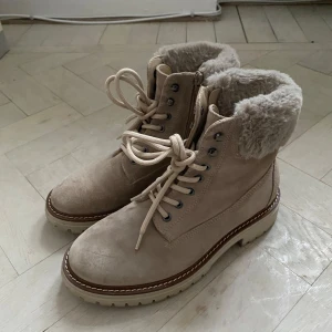 Beige mockaboots med foder - Säljer mina jättesnygga beige boots i mocka med mjukt foder och snörning. Perfekta för hösten och vintern💗💗❄️❄️❄️
