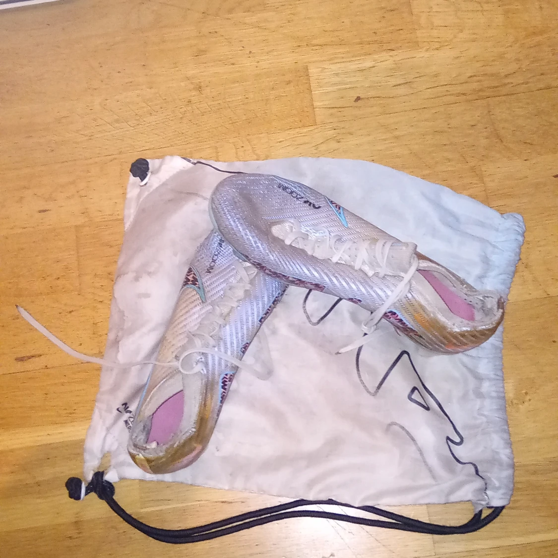 Flerfärgade fotbollsskor med snörning - 90