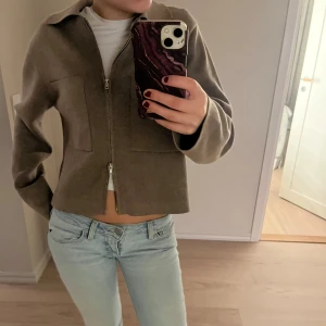 Cardigan med dragkedja  - Brun cardigan med dragkedja som kan användas som både tröja och jacka. Köpt från Åhléns för 599 kr. Nyskick, skriv för fler bilder🩷