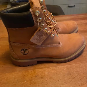 Timberland kängor - Säljer ett par klassiska bruna boots från Timberland med snörning och robust sula. Perfekta för höst och vinter med sin slitstarka design och bekväma passform. Mycket lite använda