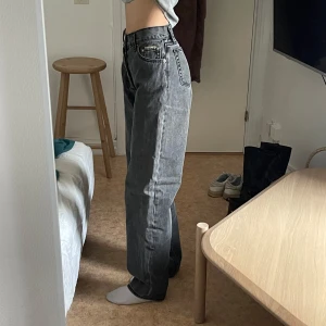 Eytys Benz jeans - Eytys Benz jeans i storlek XS. (24/32) Sparsamt använda så fint skick. Lite små för mig så sitter kanske inte så jättesnyggt på bilden! 