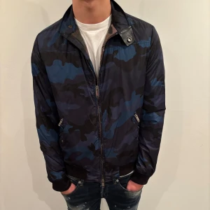 Blå camouflage valentino jacka - Hej! Säljer min snygga valentino jacka! Den är i toppen skick, och till ett väldigt bra pris! Modellen är runt 180:185 cm och sitter regular fit! Hör av dig vid funderingar!