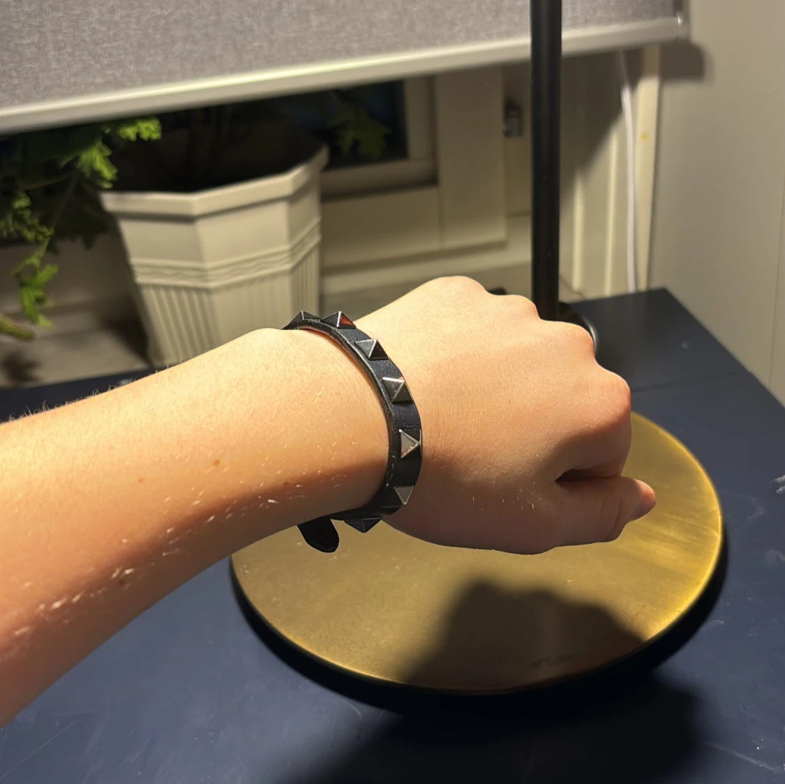 Navy Blue armband med nitar från Valentino Garavani