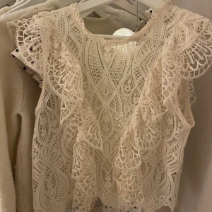 Vit spetsblus - Så fin vit spetsig blus/topp❤️