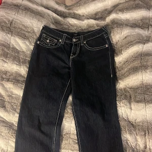True Religion jeans - skitcoola true religion jeans väldigt mörkblåa size 30 relaxed straight håller på att gå pank och använder inte så mycket. Det finns ett litet mini heel bite på höger ben (se bild 3) köpta för 1599kr på raglady i gbg