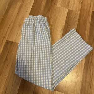 Rutiga byxor  - Rutiga byxor från Design by Si, strl S, fint uppsydda så de passar någon som är strl 155-160 cm. Köpta för ca 400kr.