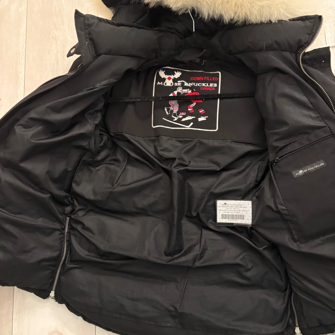 Svart dunjacka från Moose Knuckles - 90