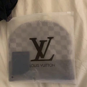 Mössa - Säljer denna mössa den är såklart äkta köpt på plick för 1599 o säljer vidare för ja tycker inte att den passa mig skriv för frågor eller funderingar pris kan diskuteras!😊🙌