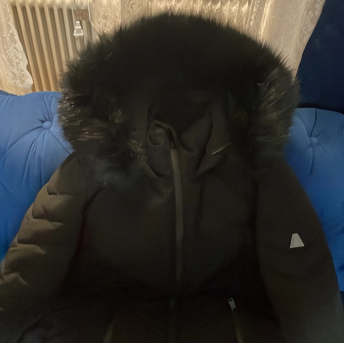 Svart dunjacka från Amisu