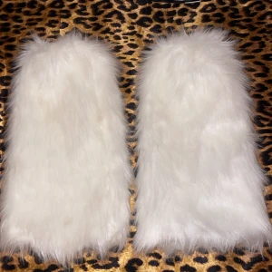 Fur legwarmers - Vita benvärmare med päls som jag köpte från Vinted men tyvärr inte använt så mycket som jag hoppades💞 jättefina att ha med strumpbyxor under.