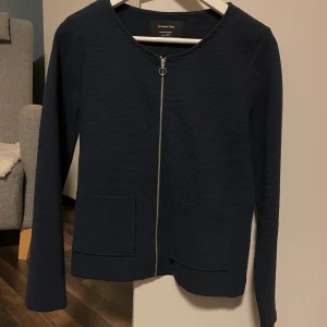 Mörkblå kofta  - Snygg mörkblå kofta från Banana Republic med dragkedja framtill. Jackan har en stilren design med långa ärmar och två fickor. Skriv vid frågor💓