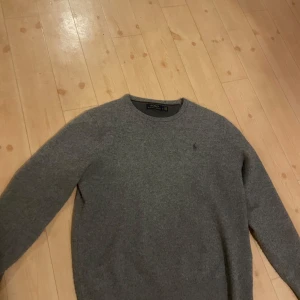 Grå tröja från Polo Ralph Lauren - Säljer en stilren ull/bomull tröja från Polo Ralph Lauren. Skick 10/10 knappt använd. Pris 900kr men kan dras ner. Storlek L/M/S Kom gärna med funderingar! 