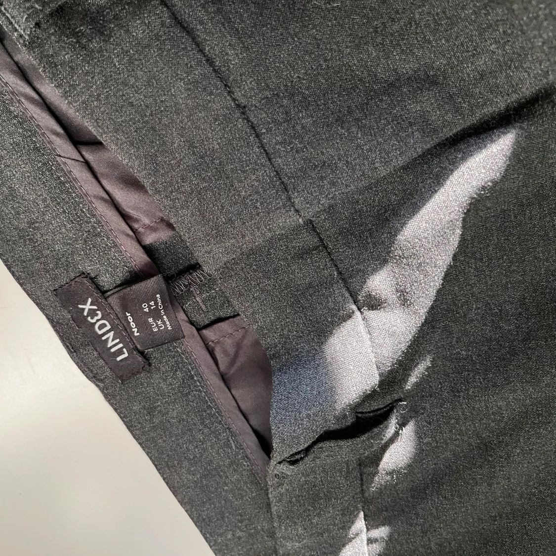 Grå kostymbyxor från Lindex - 90