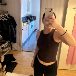 Brun ärmlös topp - Brun topp i ribbat, använd 1-2 gånger! Jätte bra skick och väldigt bekväm. 
