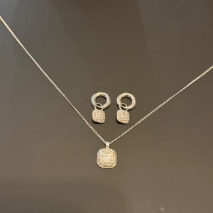 Elegant set med halsband och örhängen från Pilgrim - Snyggt och stilrent set med halsband och matchande örhängen i silver. Säljer för jag byter till guldsmycken😇💗