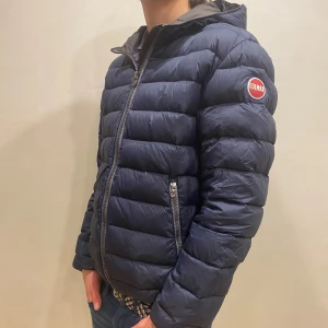 Colmar Jacka - Hej! Säljer nu min jacka från märket Colmar, storlek 50/S, bra skick modellen är 184cm och väger 70kg . Tveka inte på att höra av dig om du har frågor eller funderingar kring jackan!