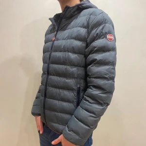 Colmar Jacka - Hej! Säljer nu min jacka från märket Colmar, storlek L, bra skick modellen är 184cm och väger 70kg . Tveka inte på att höra av dig om du har frågor eller funderingar kring jackan!