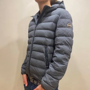 Colmar Jacka  - Hej! Säljer nu min jacka från märket Colmar, storlek 44/S, bra skick modellen är 184cm och väger 70kg . Tveka inte på att höra av dig om du har frågor eller funderingar kring jackan!