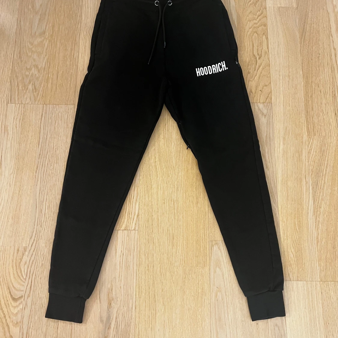 Svart hoodie och byxor från Hoodrich - 91