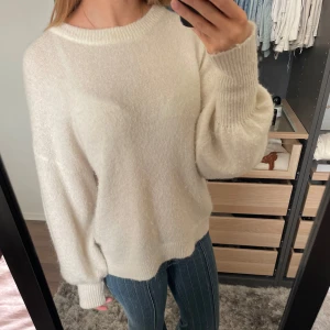 MSCH Copenhagen stickad tröja - Mysig vit stickad tröja från MSCH Copenhagen. Mohair mix, köpt i Köpenhamn i butik. Storlek S/M men passar mig som har Xs i vanliga fall. Nypris 900kr