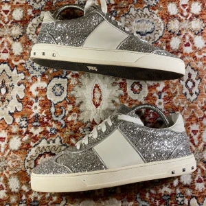 Valentino Flycrew  - Hej! Säljer nu mina skor från märket Valentino , storlek 39,  väldigt bra skick , tveka inte på att höra av dig om du har frågor eller funderingar kring skorna!