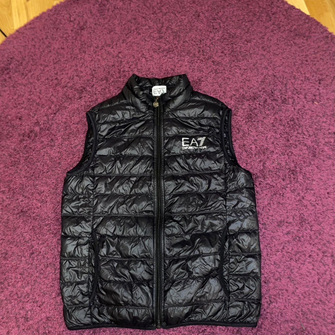 Svart väst från EA7
